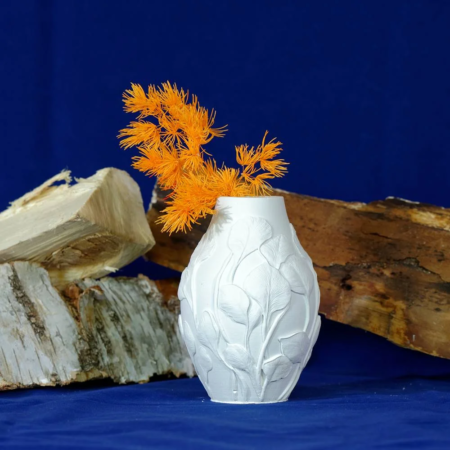 Handgemachte Deko aus Gips - Kleine weiße Vase mit dekorativem Blattmuster - Geschenkideen aus Gips, Deko aus Gips