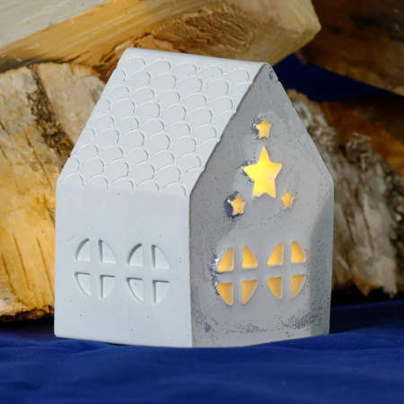 Handgegossene Deko aus Gips - Teelicht in Form eines Häuschens mit Fenstern - Weihnachtsdeko + Geschenkidee