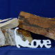 Handgemachte Deko aus Gips - Schriftzug "Love" mit Katze - Geschenkideen aus Gips, Deko aus Gips