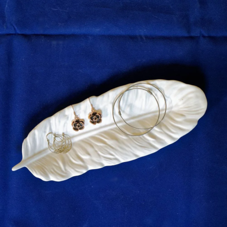 Handgemachte Deko aus Gips - Weiße Schale in Form einer Feder - Geschenkideen aus Gips, Deko aus Gips