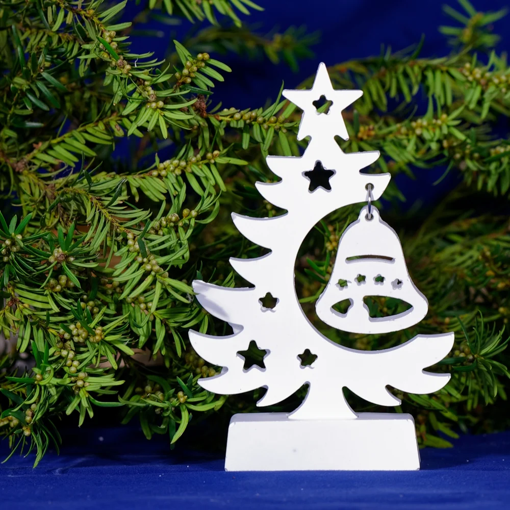 Handgegossene Deko aus Gips - Christbaum mit freihängender Glocke - Weihnachtsdeko + Geschenkidee