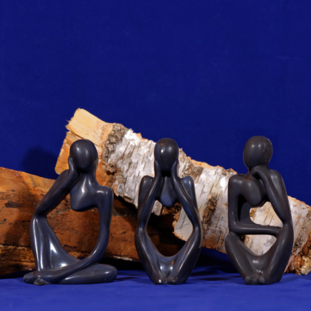 3 minimalistische Gipsfiguren in abstrahierter Darstellung eines sitzenden Menschen, der in einer nachdenklichen Haltung verharrt - Geschenkideen aus Gips, Wohnideen aus Gips